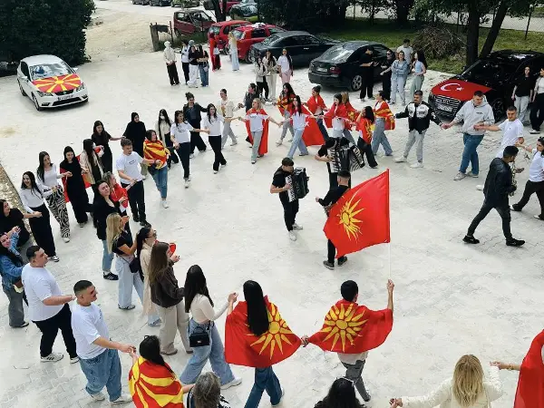 Жива е Македонија! Со песна, оро и дефиле денес кичевските матуранти го завршија средното образование, честитки и многу успех!