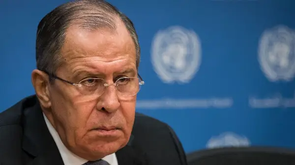 (ВИДЕО) Лавров исфрли новинар од салата: „Ако не го предадете телефонот, ќе го извадат оружјето“