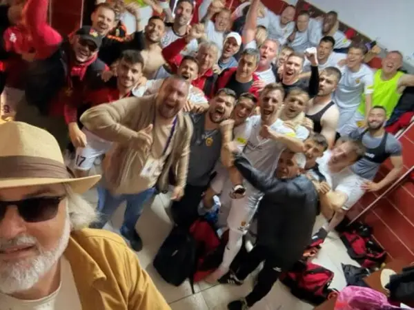 ВИДЕО | Фудбалерите на Вардар пеат вулгарна песна за Битола, покажаа како не треба да се слави титула