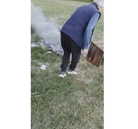 ВИДЕО: Малолетници запалиле дел од летниковец во Парк шумата Гази Баба, полицијата ги бара