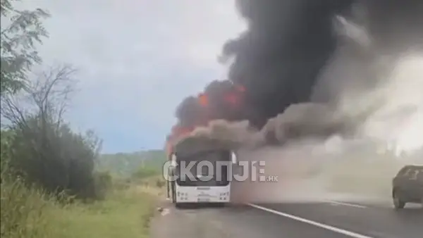 Автобус се запали кај патарината во Велес, се издига густ црн чад
