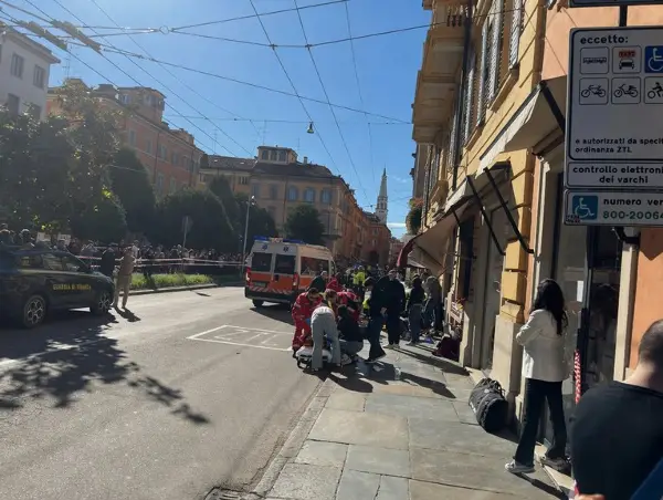 (ВИДЕО) Автомобил се заби во пешаци во Италија, седуммина се повредени