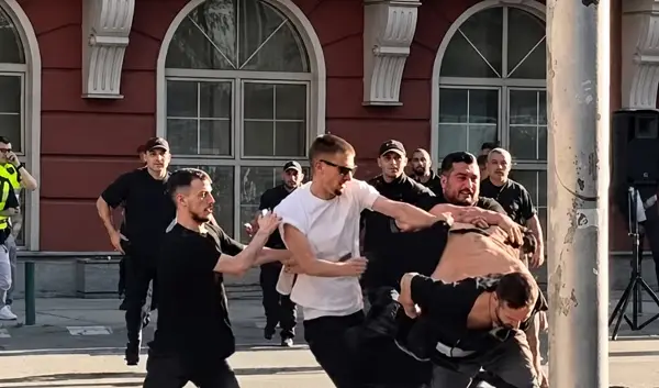 ВОЗНЕМИРУВАЧКО ВИДЕО| Жестока тепачка на протестот за полагање правосуден испит на албански јазик