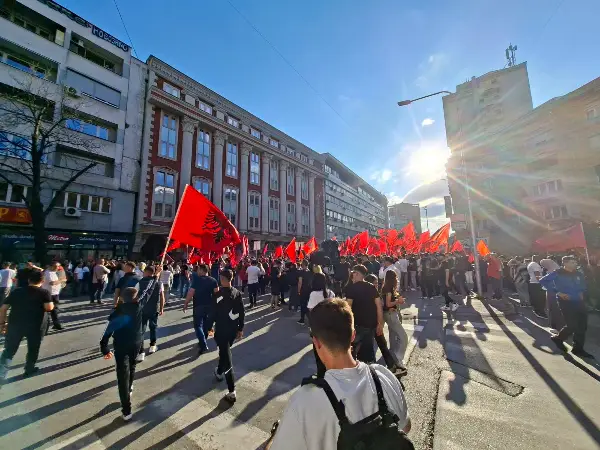 МВР: Тројца приведени на протестот пред Правда поради нарушување на јавниот ред и мир