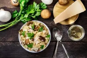 Идеја за вкусен ручек — рецепт за кремасто ризото со печурки