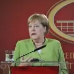 ЕП ја одликуваше Меркел за нејзиниот децениски придонес за Унијата