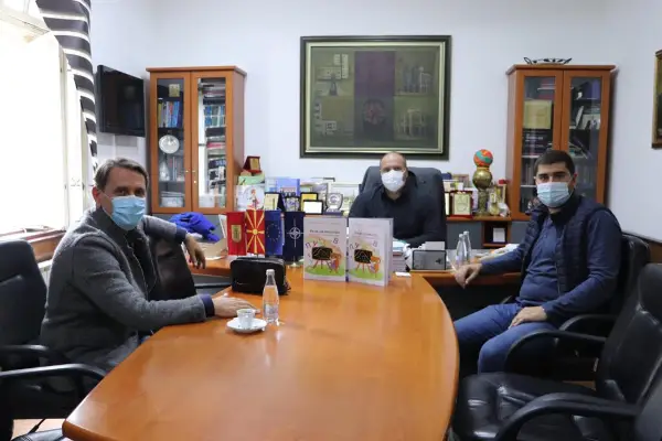 Донација на учебници за воншколска активност на првачињата во Куманово