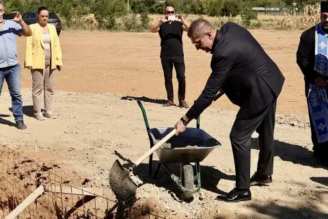 Мицкоски утре на поставување на камен темелник на доградба на ООУ „Јоаким Крчовски“ во Ѓорче Петров