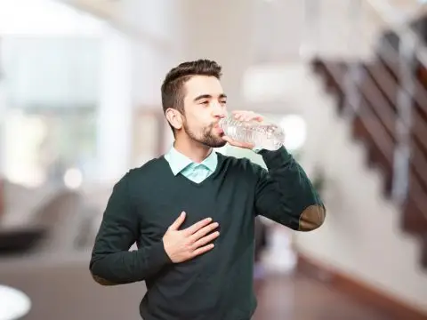 Колку вода треба да пиете дневно за да ослабете?