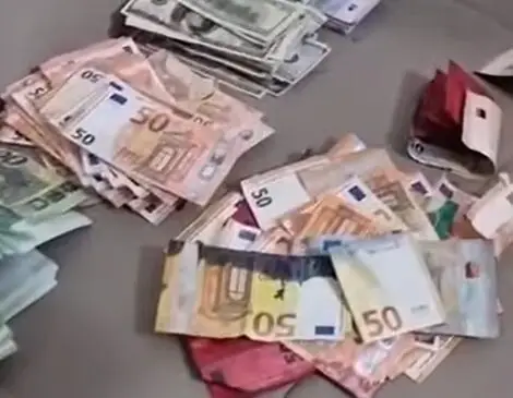 ЦАРИНСКО КУЧЕ НАДУШКА 500.000 ЕВРА Парите биле скриени во ќеси и во бункер на минибус