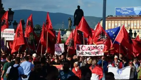 Мицкоски: Поддржувам протести, но ми пречи кога протестантите ги прекршуваат законите за знаме, химна и уставот