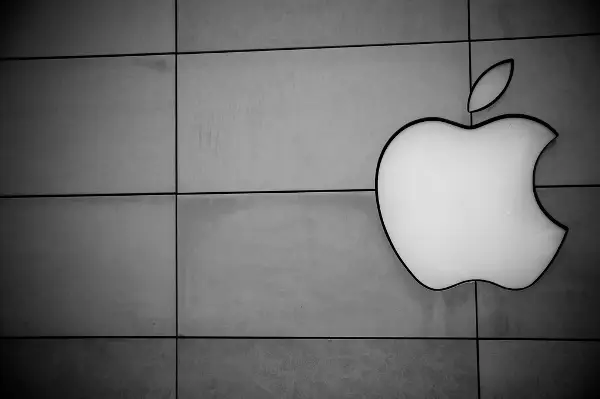 Apple повторно во фокусот на инвеститорите – акциите бележат силен раст