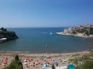 Внимавајте како се облекувате ова лето во Улцињ — казни до 500 евра за шетање во костим за капење надвор од плажа