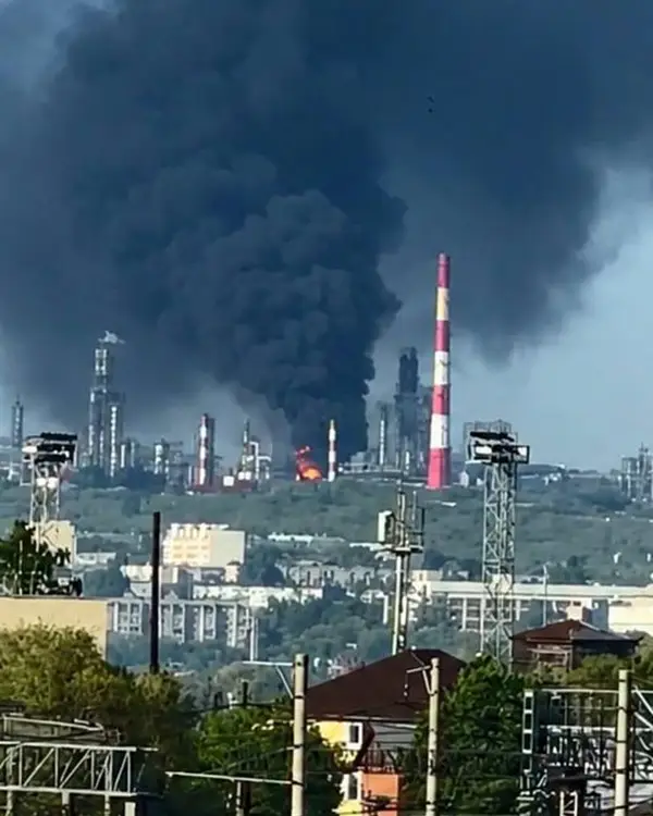 Нападнат руски град на 700 км од украинската граница. Погодена е рафинеријата, а има и жртви