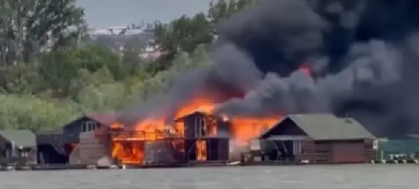(Видео) Голем пожар на реката Сава во Белград: Пламен зафати три сплава 