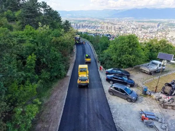 ФОТО: Темелно се реконструира патот кон Средно Водно