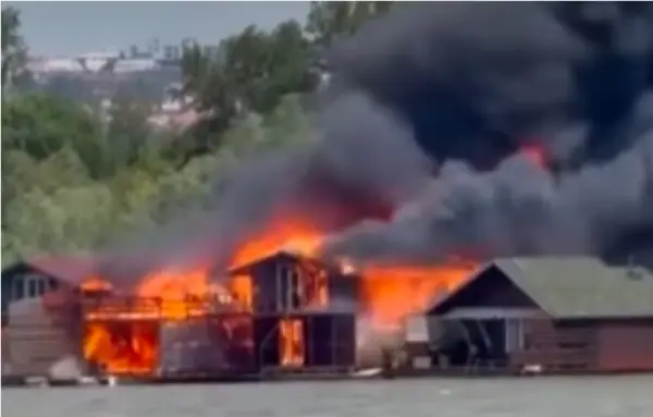 Огромен пожар на реката Сава во Белград, се запалија сплавови