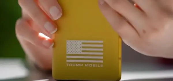 (Видео) Му се смееја, а сега го купуваат: Објавено првото видео од „Trump Phone“
