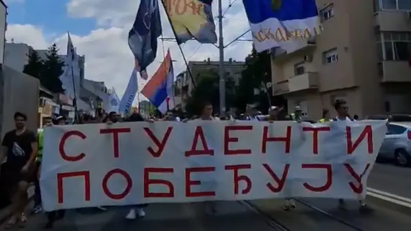 (Видео) Белград врие: Илјадници студенти и граѓани на улица против Вучиќ