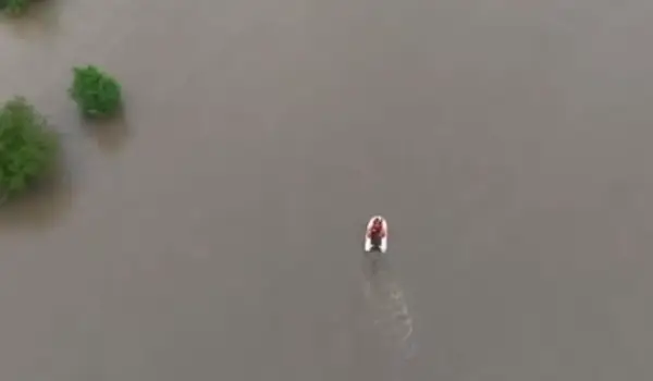 ВИДЕО Драматична состојба во Бугарија: Поплавени куќи, евакуации и затворени патишта