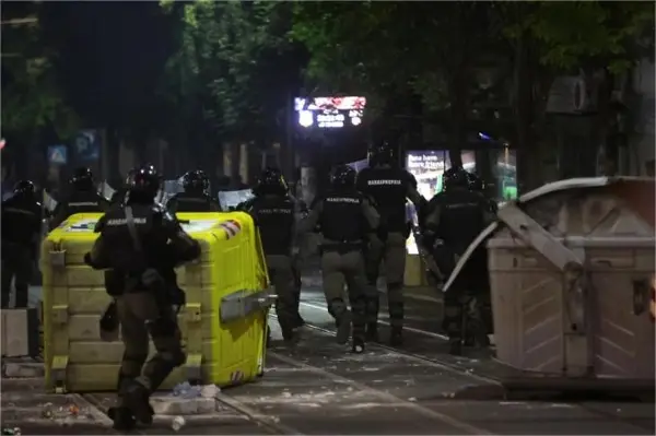 Над 20 приведени по синоќешниот протест во Белград