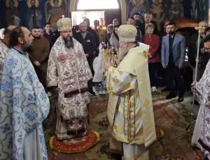 Божествена литургија во црквата „Свети Кирил и Методиј“ во Маврови Анови: Јазикот и верата се дел од нашиот идентитет