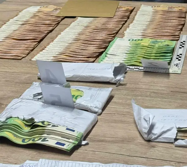 Во автобус од Германија кон Македонија пронајдени непријавени речиси 35.000 евра, приведени се возачот и патник