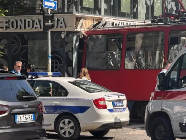 Трамвај удри во зграда во Белград, има повредени