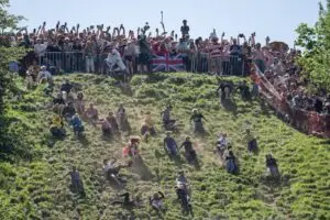 ФОТО+ВИДЕО | Во Англија се одржа традиционално натпреварување во тркалање со сирење