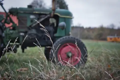 Тешко повреден тракторист при работа на нива
