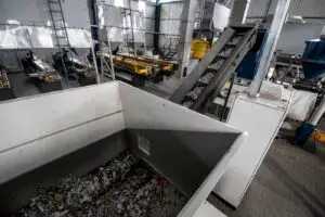 ВИДЕО | Компанија претвора 684.000 пластични шишиња во еден километар асфалт кој трае десетпати подолго од традиционалниот