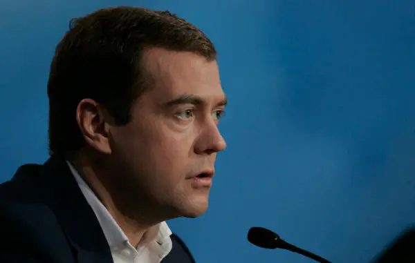 Медведев: ЕУ зазема непријателски курс и донесува одлуки кои ја зголемуваат тензијата во Европа