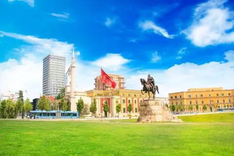 Најевтините 10 и најскапите 10 градови во Европа за туристите