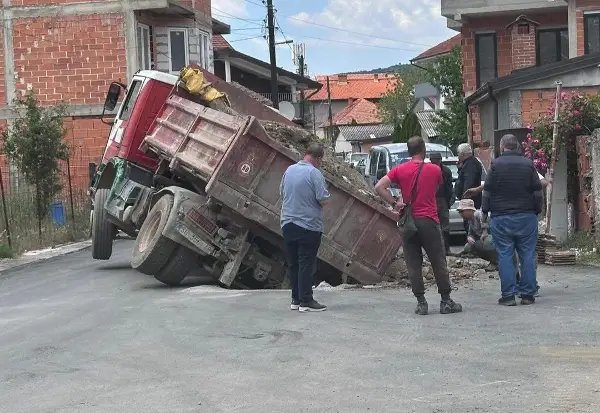 Камион пропадна во новоасфалтирана улица во Охрид