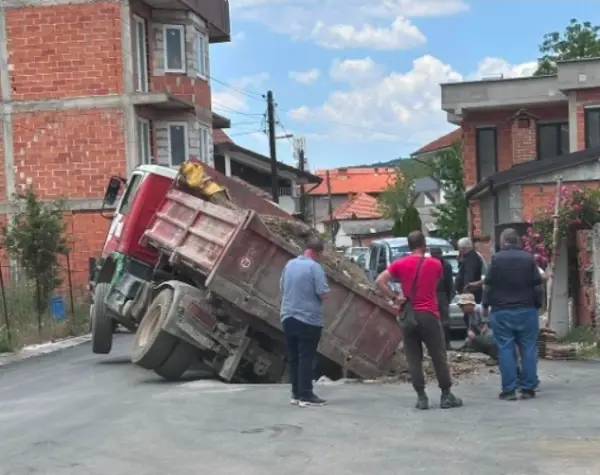Камион пропаднал на улицата „Аџи Мустафа“ во Охрид