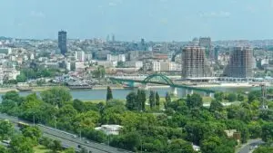 Објавена листа на најевтини градови во Европа за летен одмор — Сараево, Тирана и Белград меѓу најдостапните дестинации