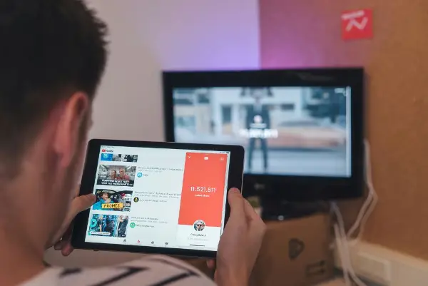 YouTube сега автоматски ќе означува AI видеа