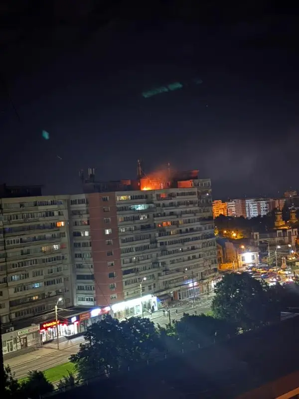 ВИДЕО: Дрон погоди зграда во Романија, повредени жена и дете