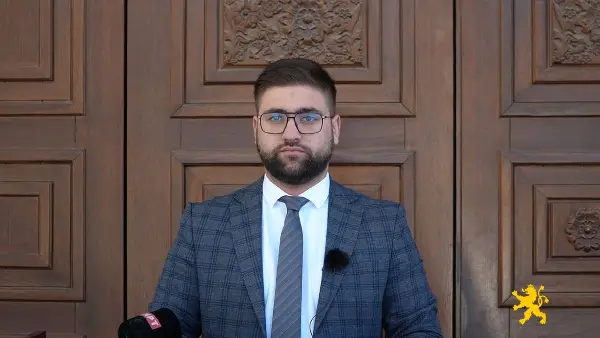 „Без гаранции нема уставни измени, последните измени беа на Филипче и Заев кои завршија со промена на уставното име и вето од Бугарија, Холандија и Франција“, вели Манасиевски