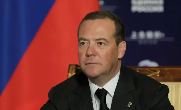 НАТО да ги сфати сериозно заканите на Медведев, повикува полскиот премиер Туск