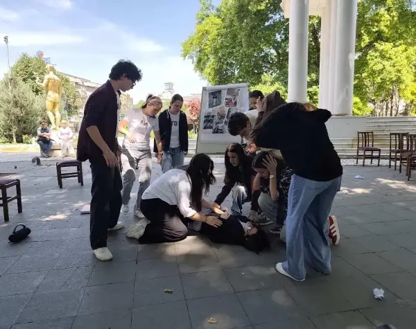 Средношколци со социјален танц театар пред Собранието повикаа на поголема заштита од врсничко насилство