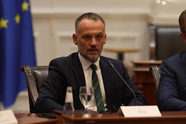 Вицепремиерот Арбен Фетаи поднесе оставка по неколкумесечно непојавување на работа