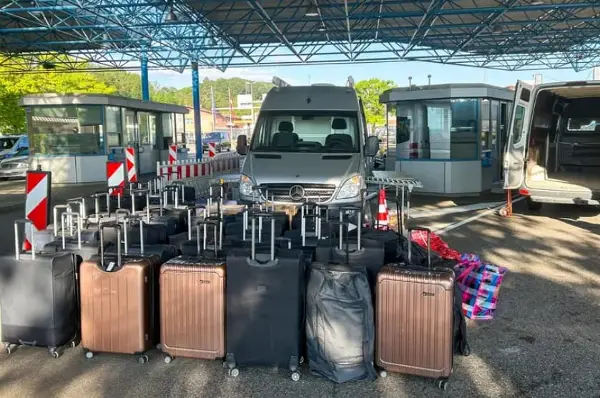 Жена со 55 куфери е запрена во Швајцарија- цариниците занемеле кога виделе што има во нив 