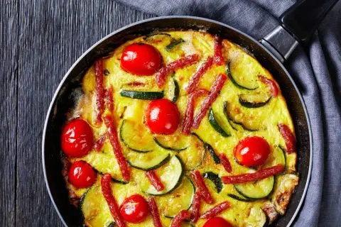 Печен омлет со тиквички, пиперки и домати