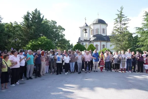 Со народна веселба во Скачковце одбележана манастирската слава Света Троица (ФОТО)