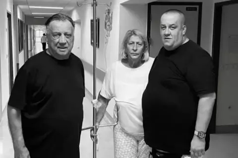 Трогателно: Синот на Халид Бешлиќ објави една од последните фотографии со родителите – „Мајко, ти останав сам“