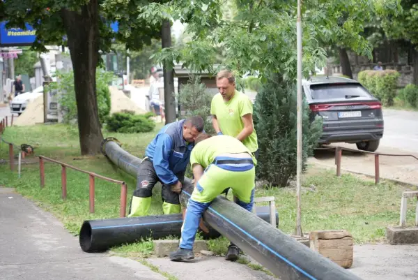 Продолжува реконструкцијата на водоводната мрежа на „11 Октомври“ (ФОТО)