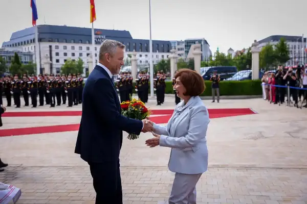 Сиљановска-Давкова со највисоки државни и воени почести пречекана во Братислава