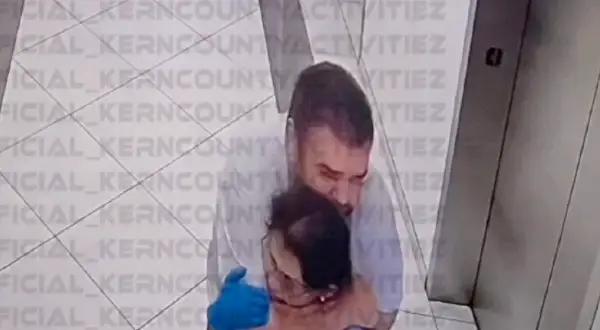 (Видео) Драма во банка во Калифорнија: Напаѓач држи заложници, преговорите траат со часови