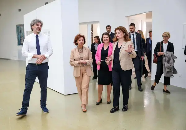 Сиљановска-Давкова во Братислава ја посети мултимедијалната изложба на дела на македонски уметници „Од глаголица до светлина: Визуелна ода за Св. Кирил и Методиј“